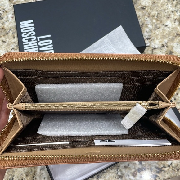 NWT Love Moschino Logo-Plaque Crocodile-Effect Wallet - Brown - Picture 10 of 12